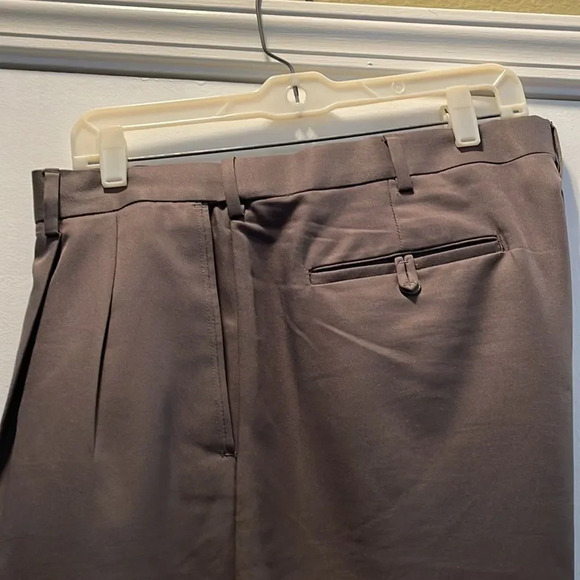 Roundtree & Yorke gray pleated front chinos. 100% polyester. 38 x 32. - Picture 2 of 4